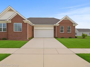 1423 Luxington St, Lapeer, MI 48446