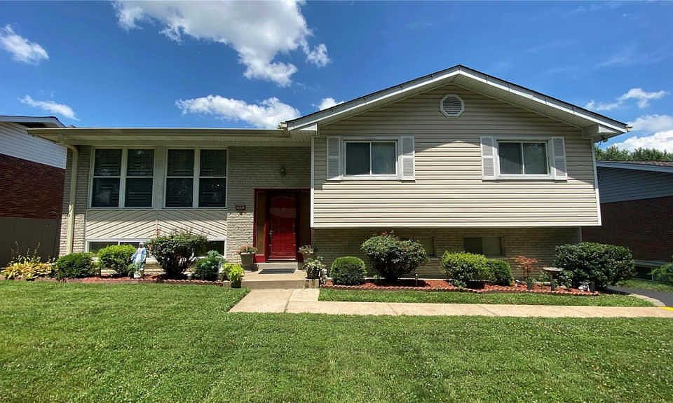 1st image of 1063 Camelot Gardens Dr