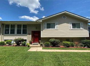 1063 Camelot Gardens Dr, Saint Louis, MO 63125