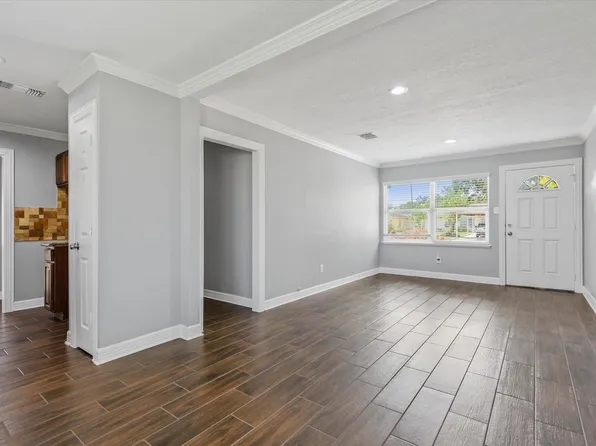 6742 Feldspar St, Houston, TX 77092