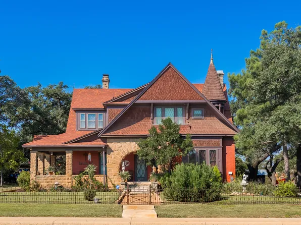 704 S Bridge St, Brady, TX 76825