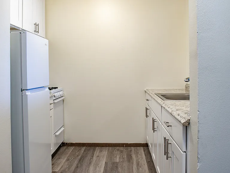 2 Bed / 1 Bath - 1,000 SF - Kitchen