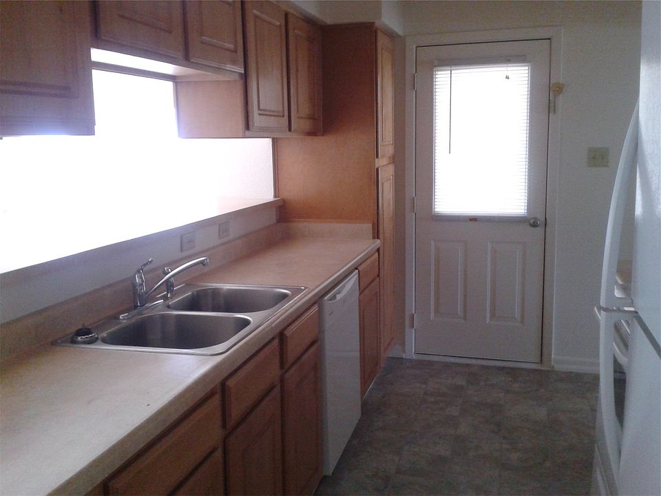 2nd image of 115 Delaware Cir