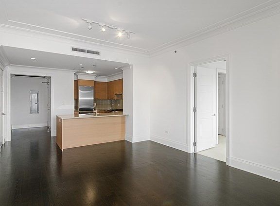 5th image of 2550 N Lakeview Ave Unit S607
