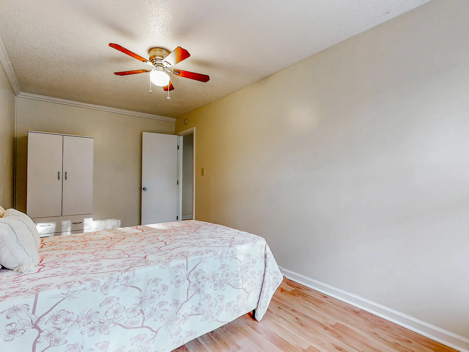 4 bed, 4.0 bath, 2608 sqft, $693 — Photo 3