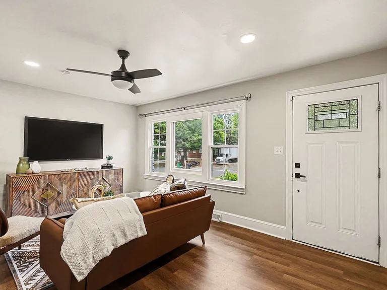 3430 Meredith Ave — Photo 3