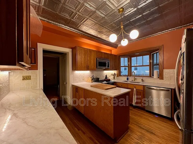 2300 Sewell St — Photo 2