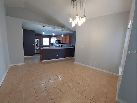5th image of 1007 Blue Grass Dr