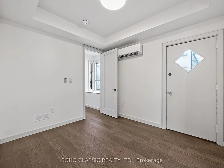 23 Fernwood Park Ave #MAIN FLOOR — Photo 6
