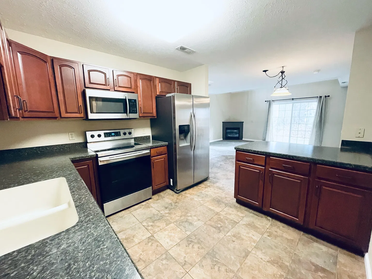 3 bed, 1450 sqft, $2,100 — Photo 2