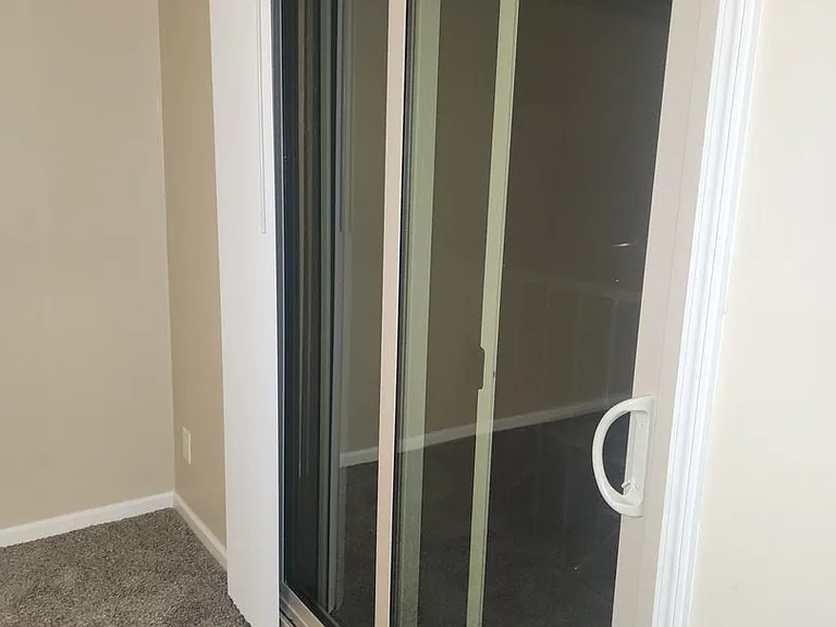 Broadway Proper Apartment ** One Month Free**W/D Included — Photo 19