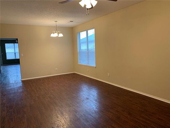 4th image of 2417 Wildwood Ln