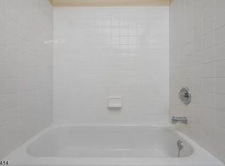 1 Williamson Ct #121, Bridgewater, NJ 08807