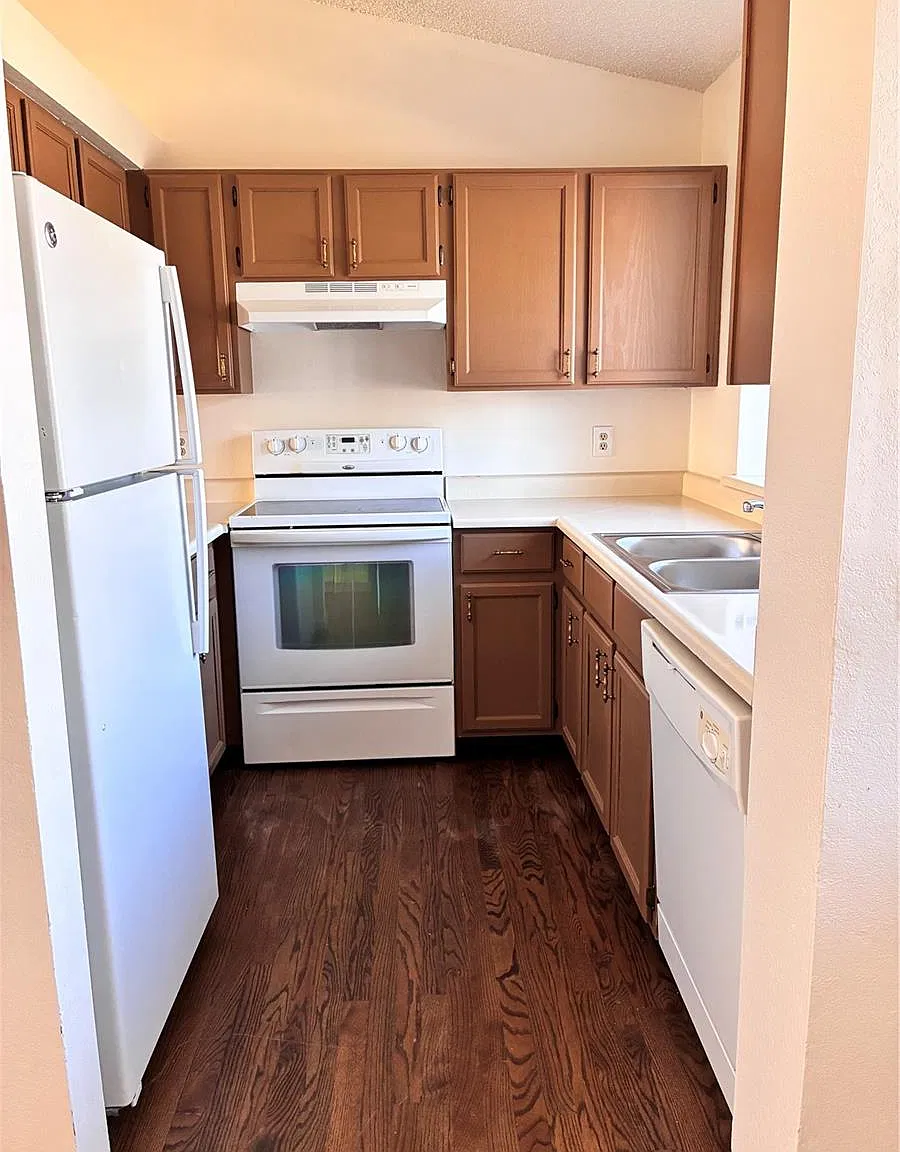 3 bed, 2.0 bath, 1560 sqft, $2,095 — Photo 2