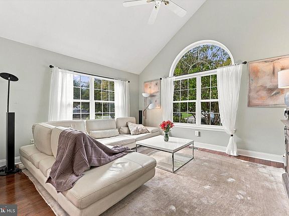 4th image of 152 Canterbury Ln