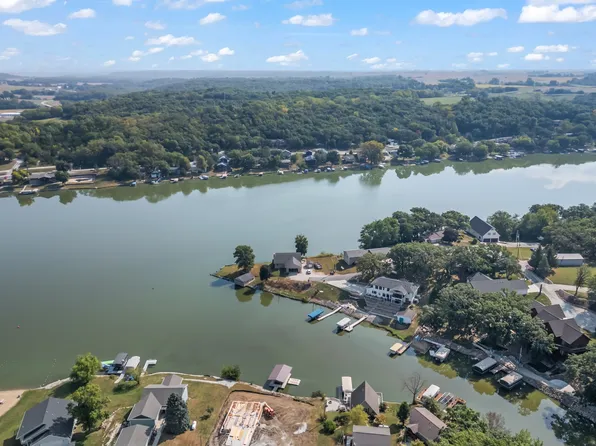 8111A Oak Ridge Dr, Dexter, IA 50070