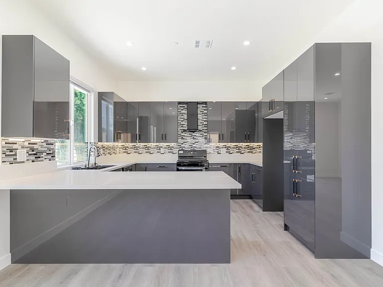 10654 Nassau Ave — Photo 13