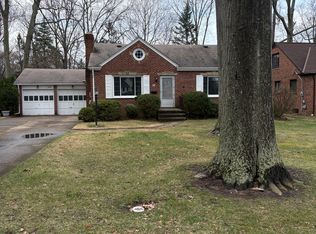 536 Cahoon Rd, Bay Village, OH 44140