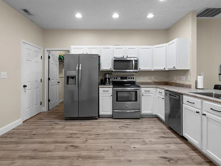 2293 Fleming Dr — Photo 7