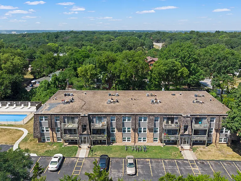 The 4220 Grand Apartments — Photo 4