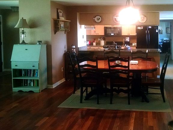 Dining area (kitchen behind)