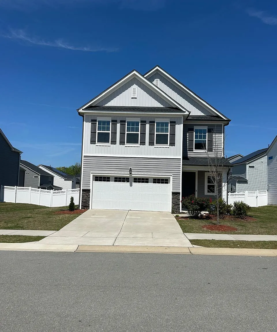 4 bed, 3.5 bath, 2765 sqft, $2,499 — Photo 1