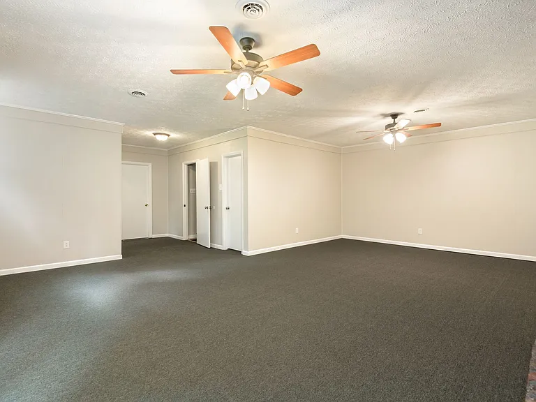 1908 Plumb Creek Cir — Photo 18