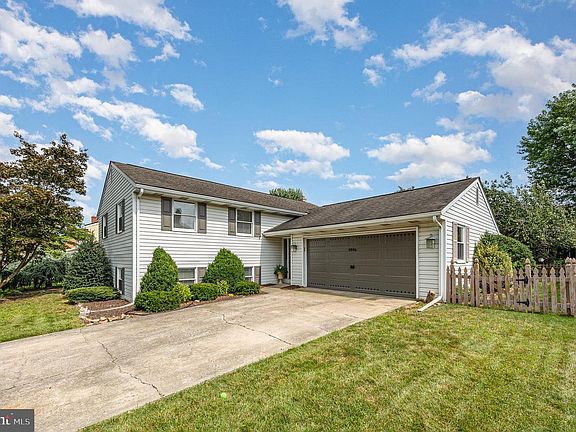 2nd image of 1016 Teakwood Ln