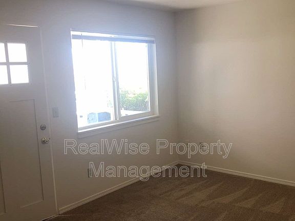 3rd image of 2532 Siskiyou Blvd
