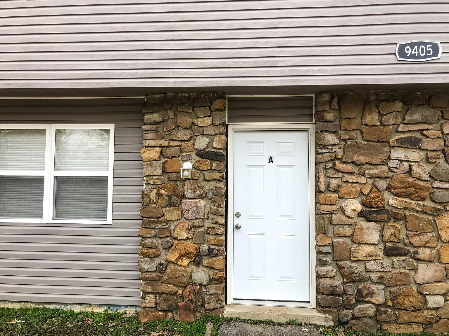 9405 Lew Cir — Photo 2