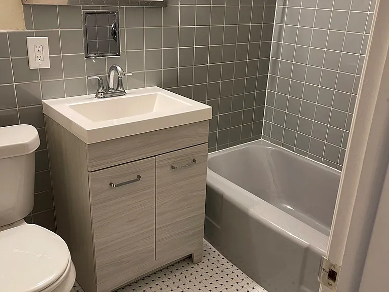 Embassy House Apartments — Photo 16