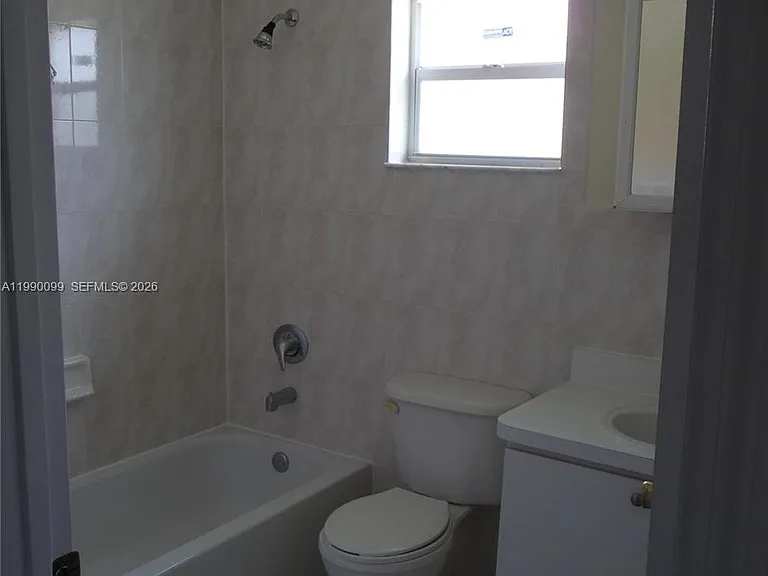 841 NW 10th St — Photo 7