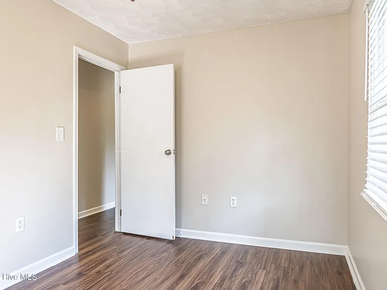 620 E New England Ave — Photo 11