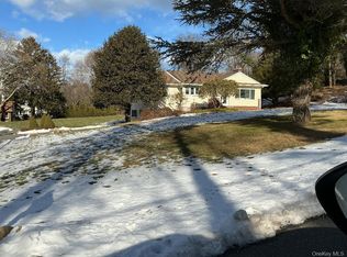 9 Twin Cedar Ln, Northport, NY 11768