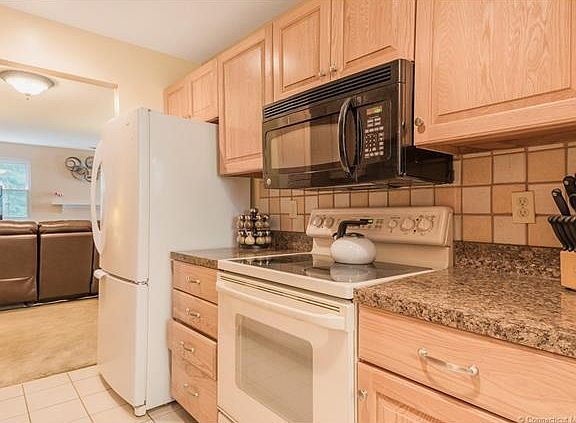 4th image of 204 Limner Cir