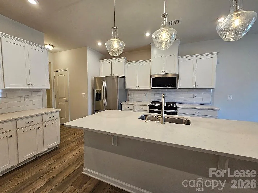 5 bed, 4.5 bath, 3038 sqft, $3,200 — Photo 4