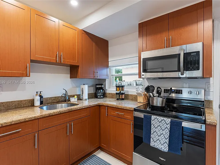 2102 SW 31st Ave — Photo 5