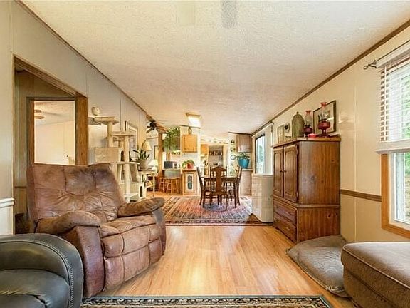 3rd image of 32 Lake Eden Cir