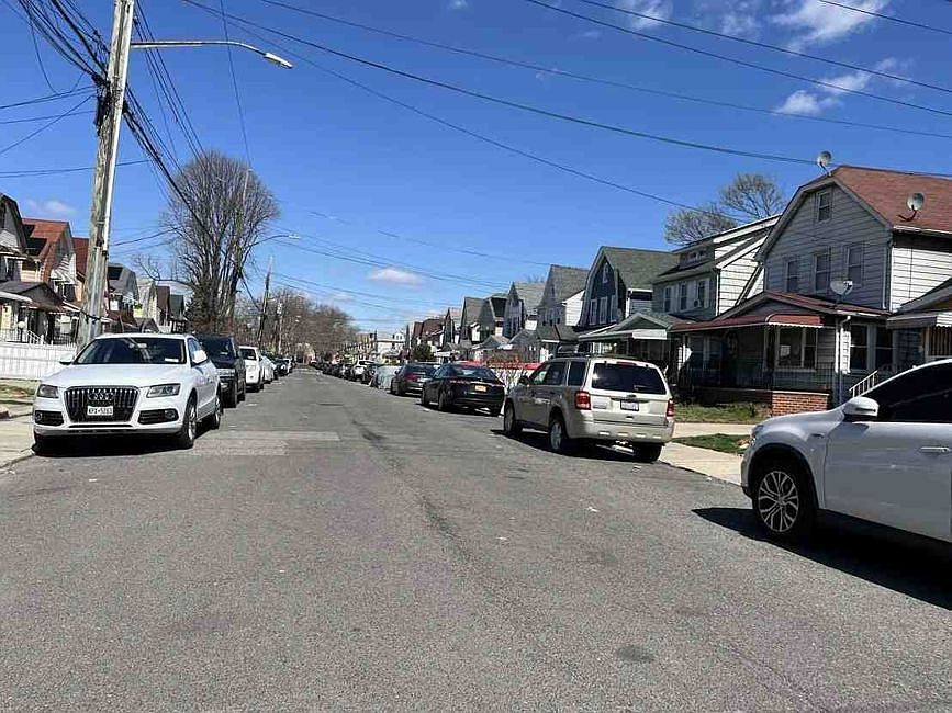 Exterior Neighborhood (street photo)