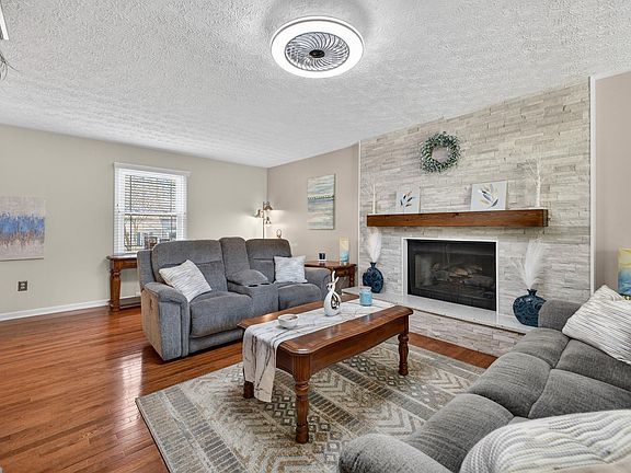 4th image of 204 Windward Way