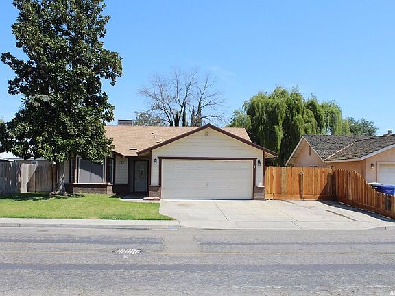 Someone decided to photobomb this photo!  At least she is smiling :)