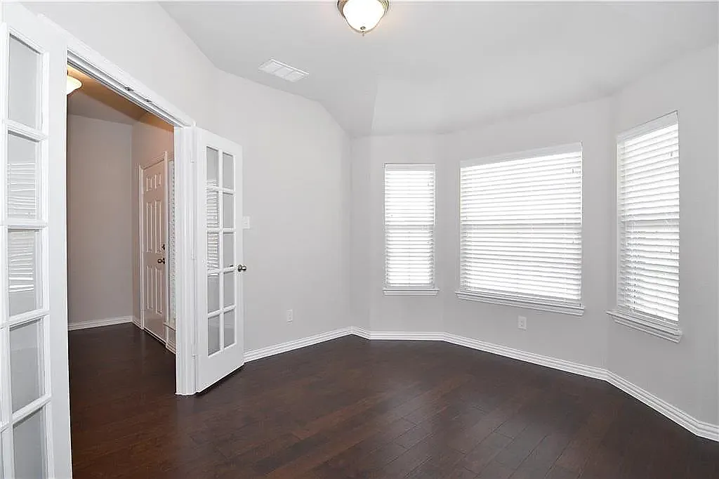 4 bed, 2043 sqft, $2,350 — Photo 4
