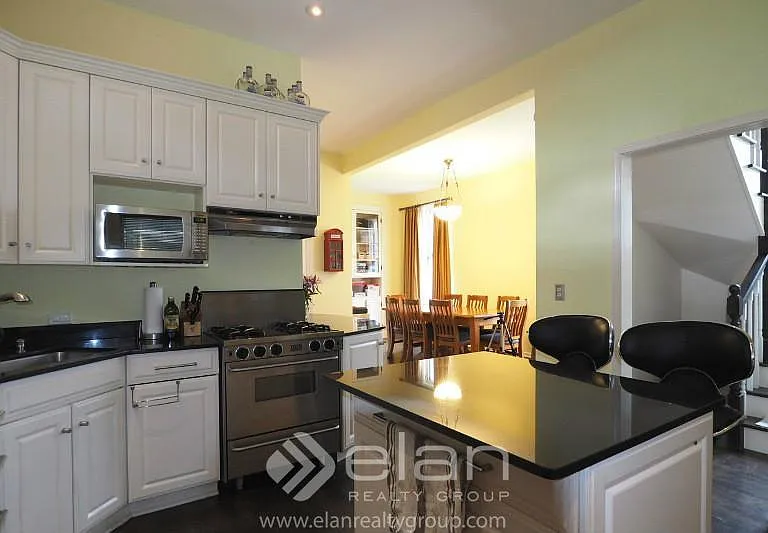 1851 W Larchmont Ave — Photo 12