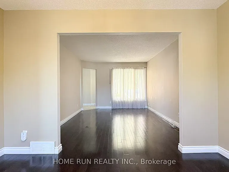 2067 Legrand Cres — Photo 2