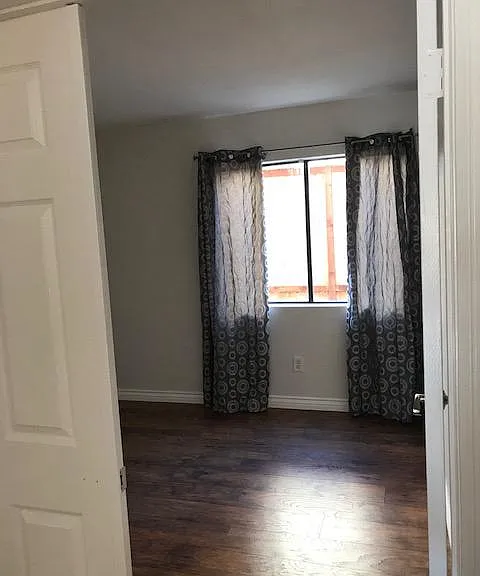 Large bedroom/office 1