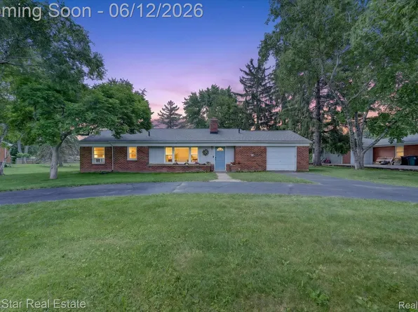 82 E Hurst Dr, Troy, MI 48085