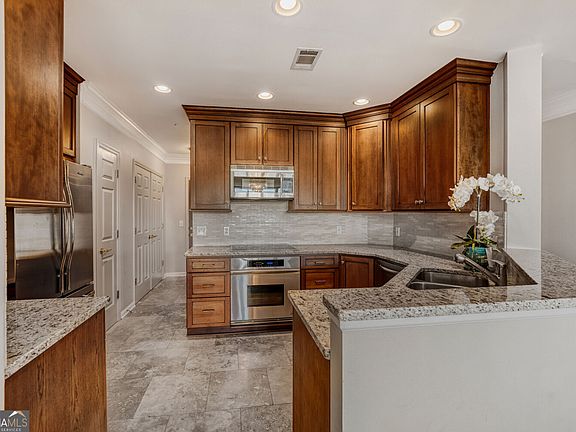 5th image of 3334 Peachtree Rd NE APT 1208