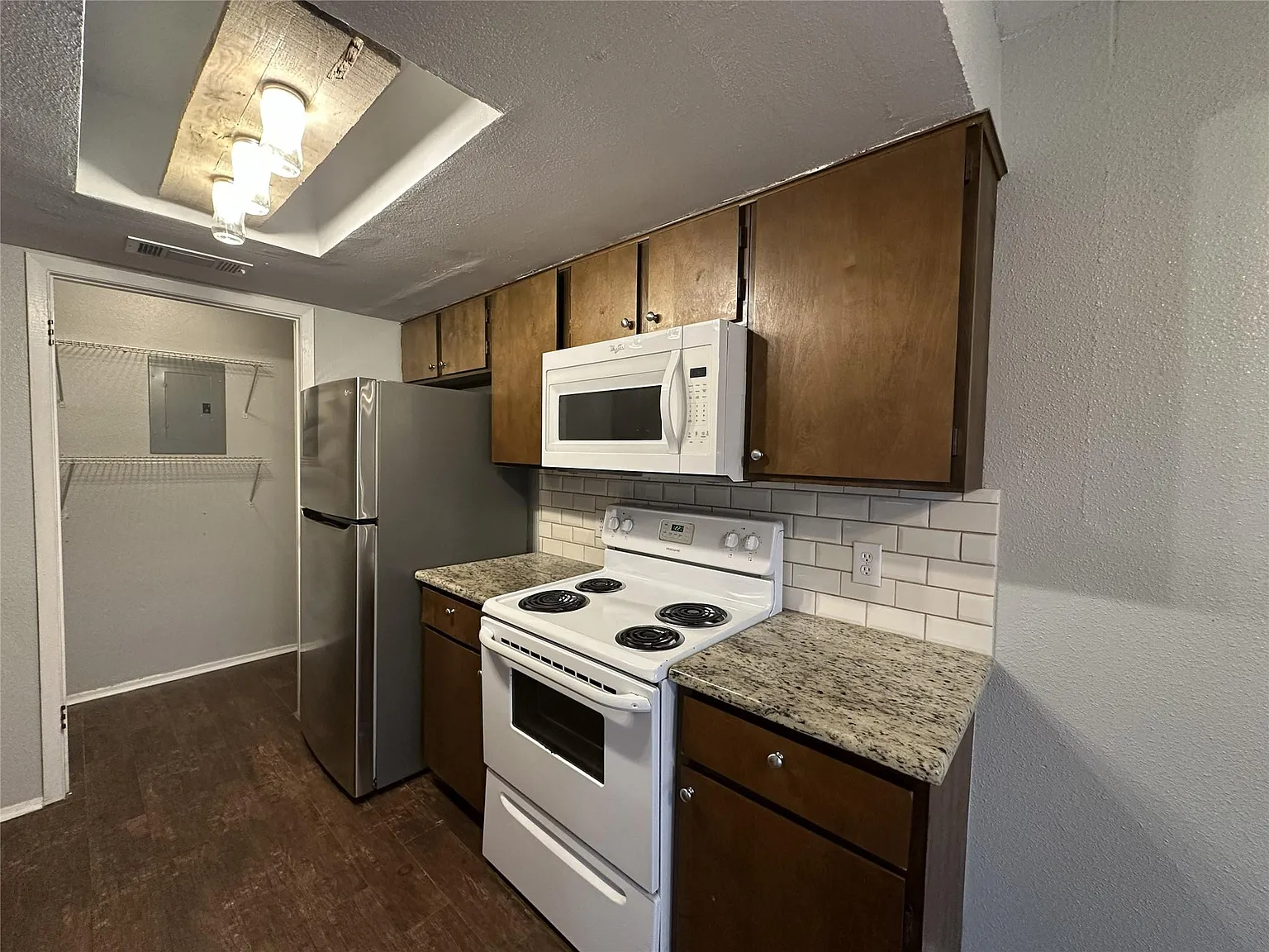 2 bed, 1.5 bath, 987 sqft, $1,695 — Photo 3