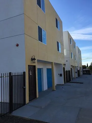 3 bed, 1450 sqft, $3,300 — Photo 2