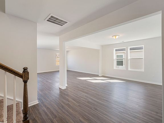 3rd image of 7223 Heirloom Ln